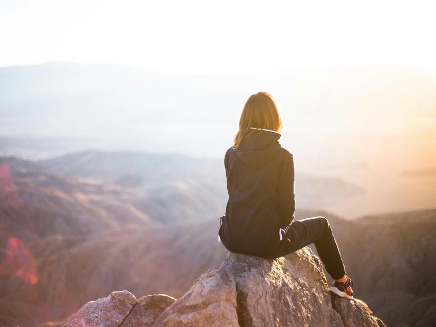 denys-nevozhai-z0nVqfrOqWA-unsplash_Frau auf Gipfel (c) Foto von Denys Nevozhai auf Unsplash denys-nevozhai-z0nVqfrOqWA-unsplash_Frau auf Gipfel